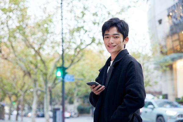 时尚博主教你如何挑选最适合你的衣服,让你成为街头焦点! 图2