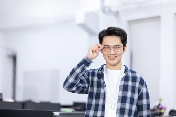 高端眼镜片生产商成功上市，引领行业新格局图1